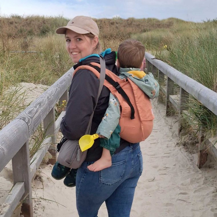 Kind wird in Tragesystem getragen | MonaS Trageberatung aus Lemgo, Detmold, Lippe, OWL