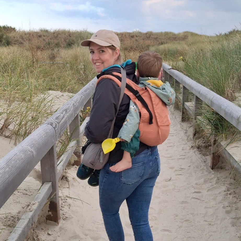 Trageberaterin Mona Schulte aus Lemgo mit Baby in ergonomischer Babytrage - Monas Trageberatung